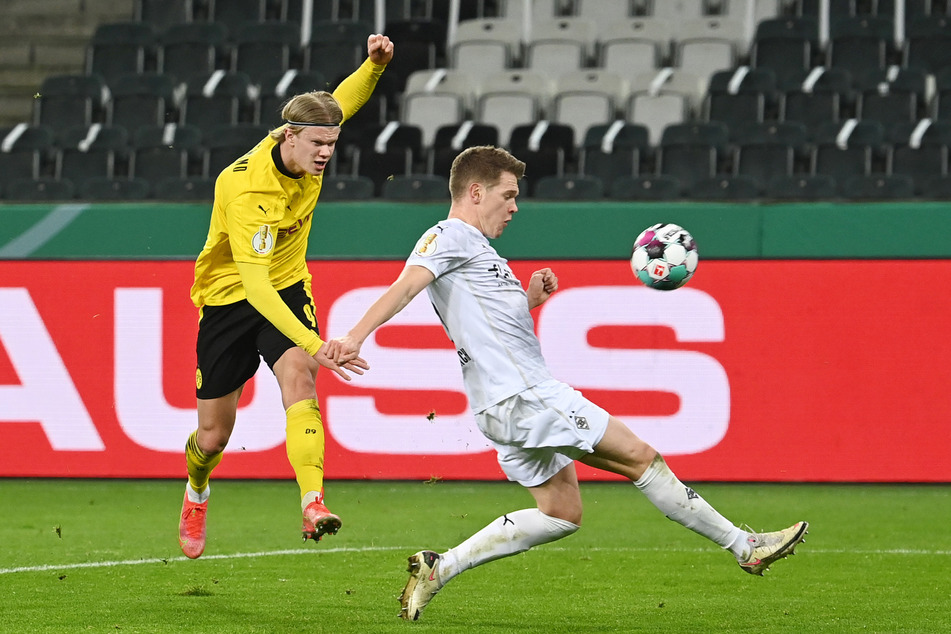 Bereits in der vergangenen Saison traf BVB-Angreifer Erling Haaland (21, l.) mehrfach gegen Gladbach. Hier versuchte er den Ball an Matthias Ginter (27) vorbei zu bekommen.