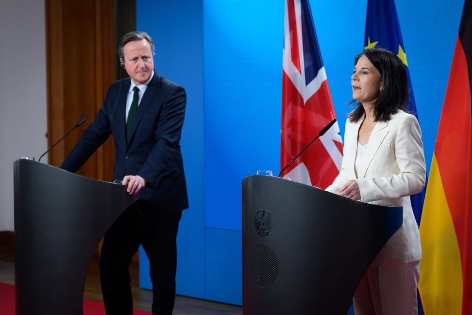 Außenministerin Annalena Baerbock (43, Grüne, r.) und ihr britischer Kollege David Cameron (57). (Archivbild)