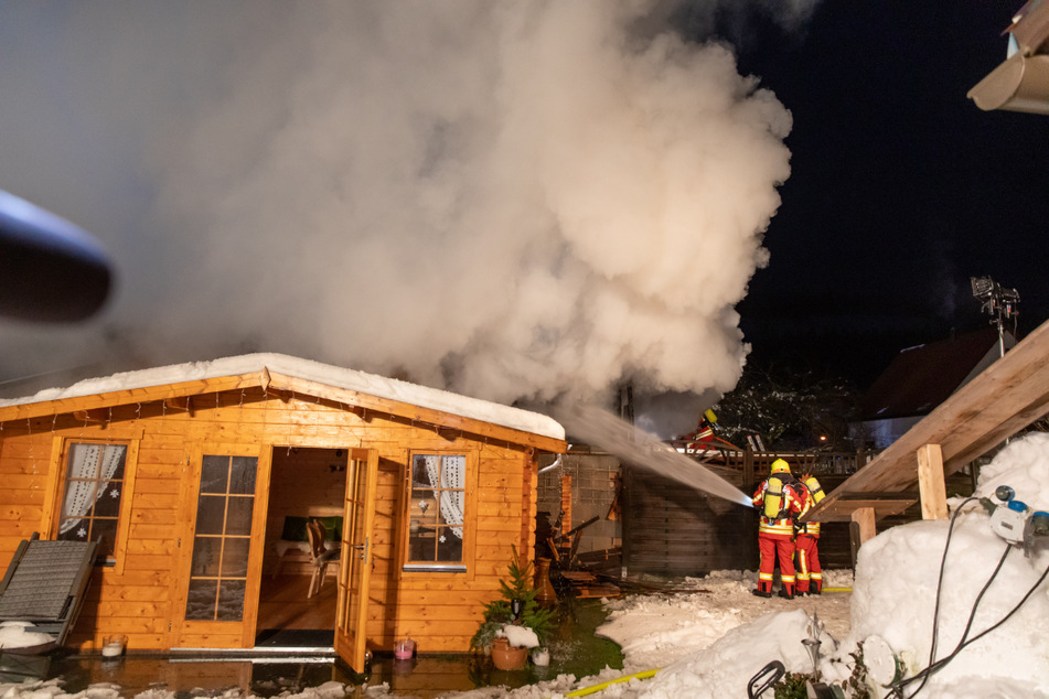 Rund 100 Feuerwehrleute vor Ort: Großeinsatz beim Brand eines Garagenbaus