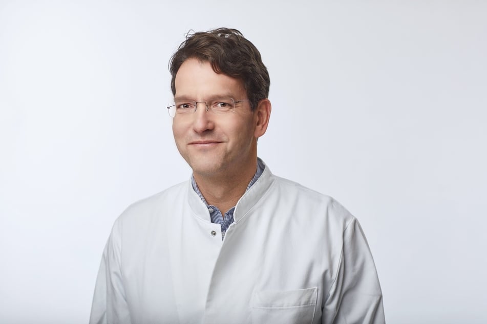 Prof. Dr. med. Schlöricke operierte Dorothea Fading und kümmert sich auch im Anschluss weiterhin um ihre medizinische Betreuung.