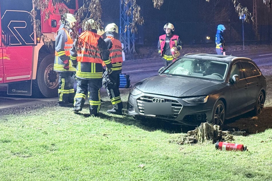 Kameraden der Feuerwehr an dem Unfallauto. Hatte wirklich ein Wildunfall den Audi von der Straße gebracht oder war es die Trunkenheit des Fahrers (31)?