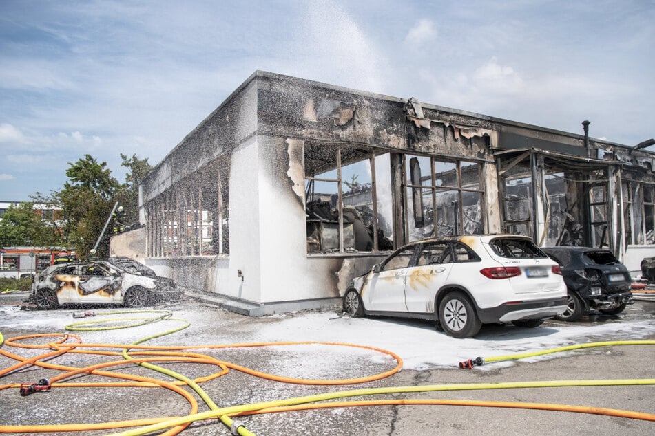 Verbrannte Fahrzeuge stehen vor einer durch ein Feuer vollständig zerstörten Werkstatt des Automobil-Herstellers Mercedes-Benz in München-Trudering.