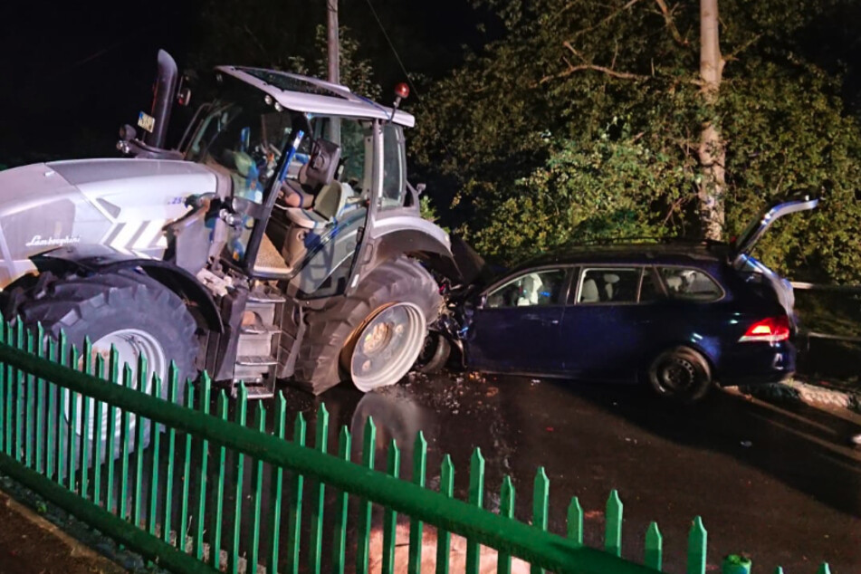 Schwerer Unfall im Oberschönaer Ortsteil Langhennersdorf: Ein VW krachte mit einem Traktor zusammen.