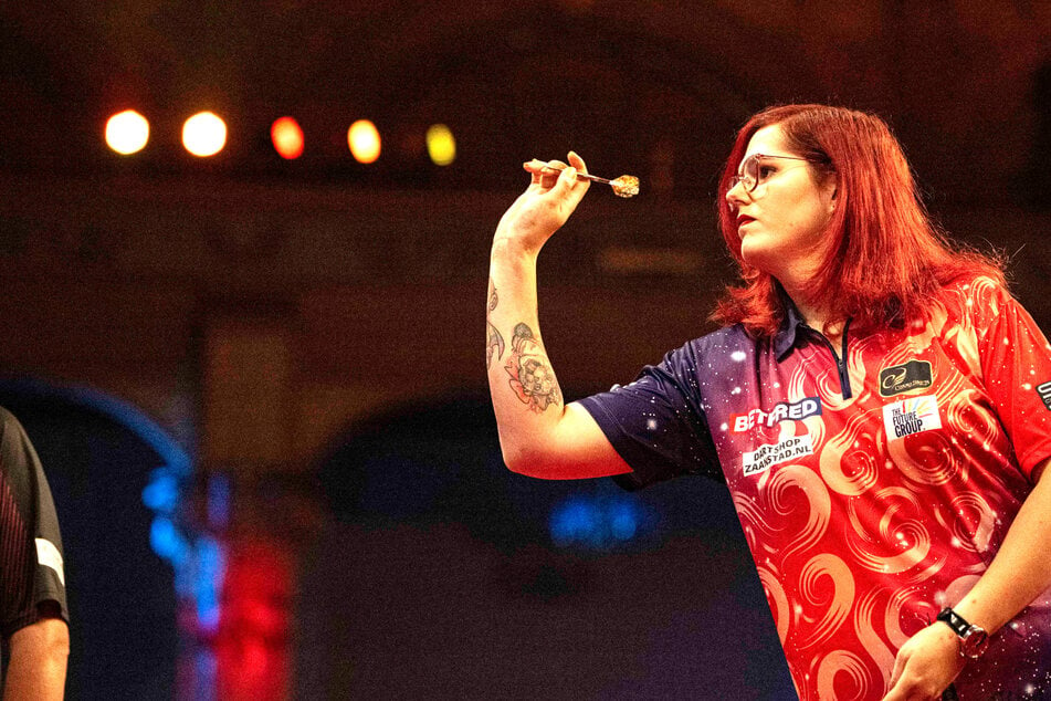 Als erste Trans-Frau dabei: Darts-Spielerin schreibt WM-Geschichte!