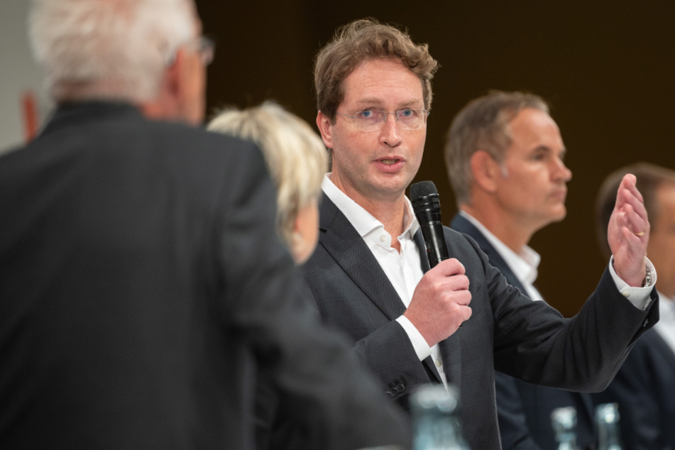 Ola Källenius (51, Mitte), Vorstandsvorsitzender der Daimler AG, spricht während der Präsentation der Zwischenbilanz zum "Strategiedialog Automobilwirtschaft BW".