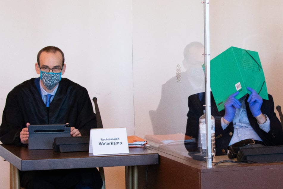 Bruno D. (rechts) sitzt neben seinem Verteidiger Stefan Waterkamp.