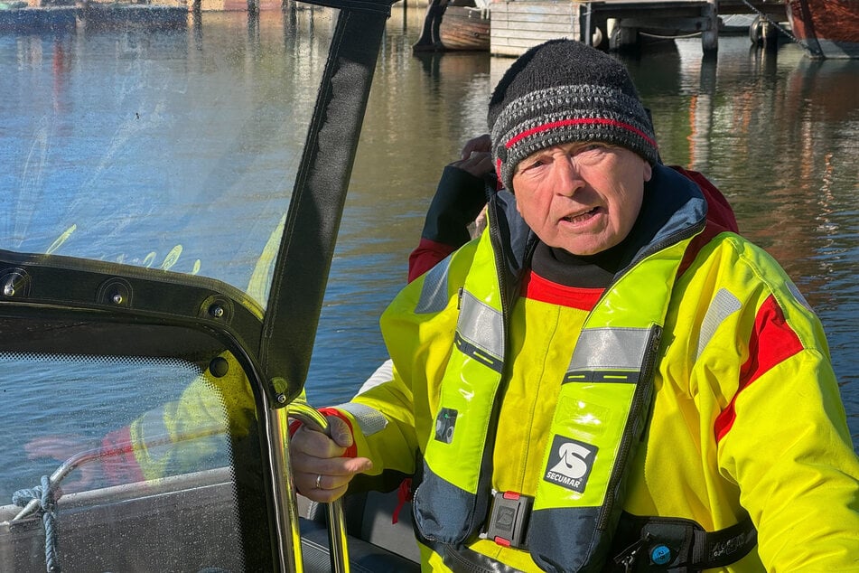 Umweltminister Till Backhaus (SPD) ist gemeinsam mit anderen Mitgliedern des Retter-Teams am Sonntagmorgen mit dem Boot zu "Timmy" gefahren.