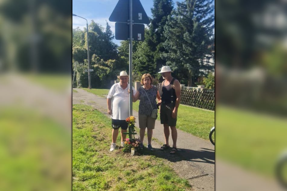 Der Kleingartensheriff (l.) an der Stelle des Unfalls.