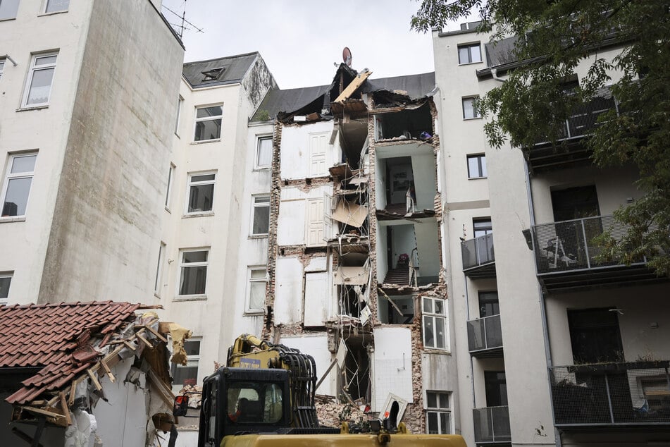 Die Balkone, Terrassen und der Hinterhof dürfen weiterhin nicht benutzt werden.