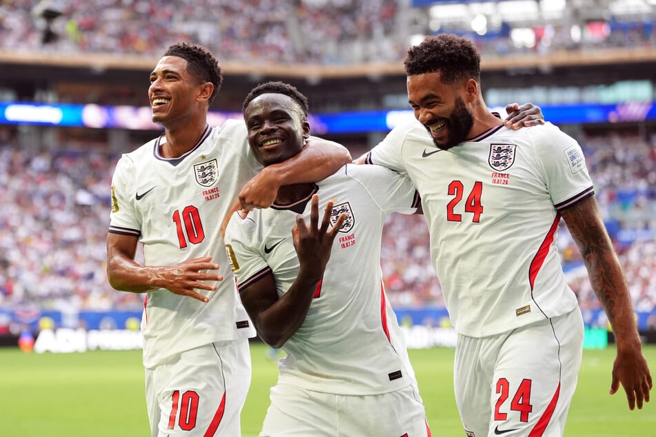 Bukayo Saka (M.) vom FC Arsenal brachte England mit einem Dreierpack auf die Siegerstraße.