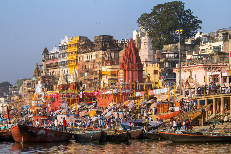 Hindus wollten die Mundan-Zeremonie feiern und den heiligen Fluss überqueren. Das Foto zeigt das Ufer des Ganges in der Stadt Varanasi.