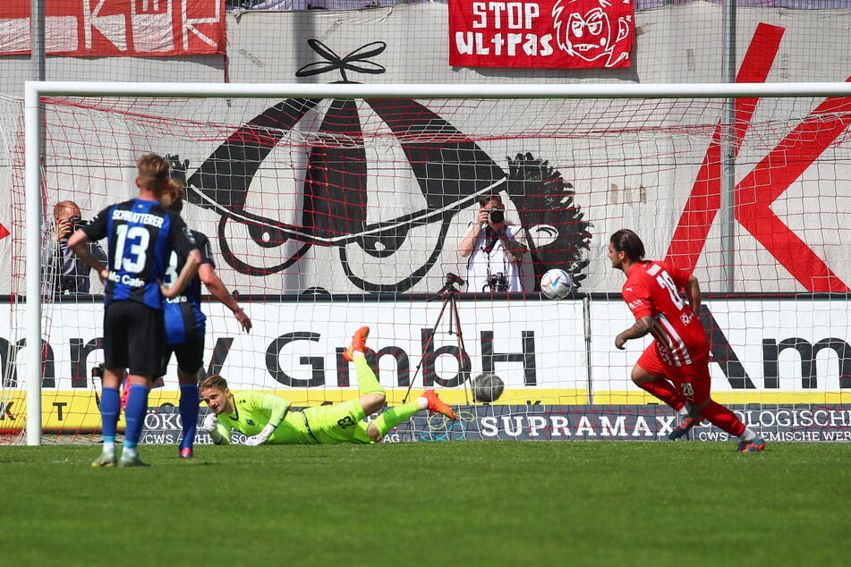 FSV-Spieler Dominic Baumann (28, r.) verwandelte den Elfmeter sicher zum 2:1.