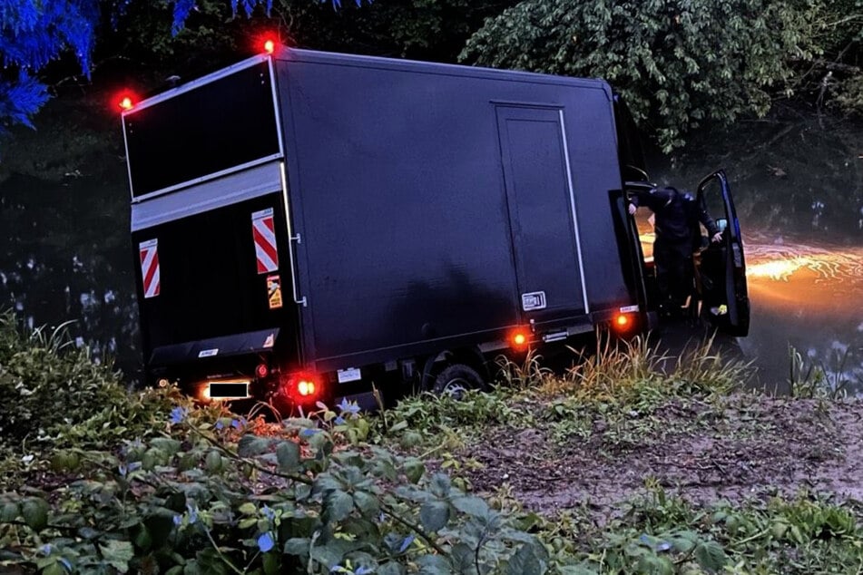 Im Altrhein gelandet: Feuerwehr befreit verletzten Fahrer aus Lkw