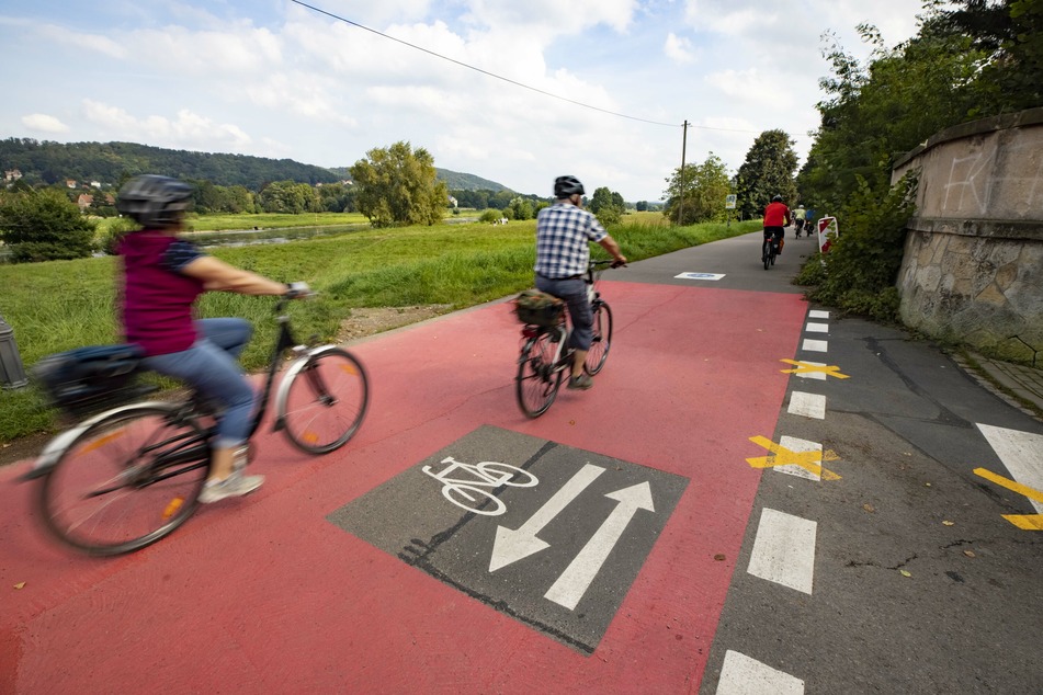 Am Kleinzschachwitzer Ufer entsteht Dresdens erste Fahrradstraße. Sie wird am Freitag eröffnet, aber bereits jetzt genutzt.