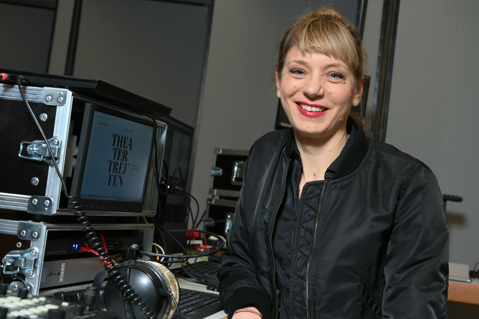 Yvonne Büdenhölzer (44), Leiterin des Theatertreffens, sitzt im Haus der Kulturen der Welt an der Technik.