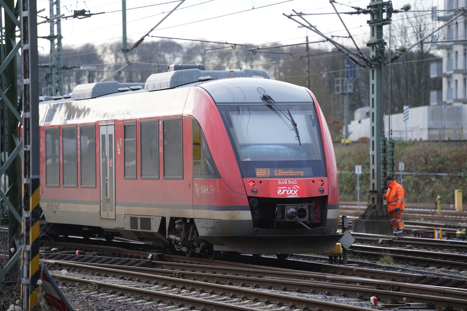 Ein Zug der DB Regio vor dem Kieler Hauptbahnhof. Zwischen der Landeshauptstadt Schleswig-Holsteins und Rendsburg fahren vom 6. April an vier Wochen Busse statt Bahnen.