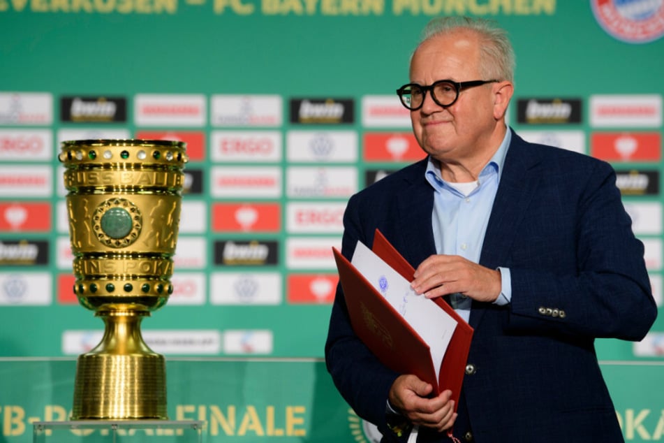 DFB-Präsident Fritz Keller (63) neben dem DFB-Pokal.