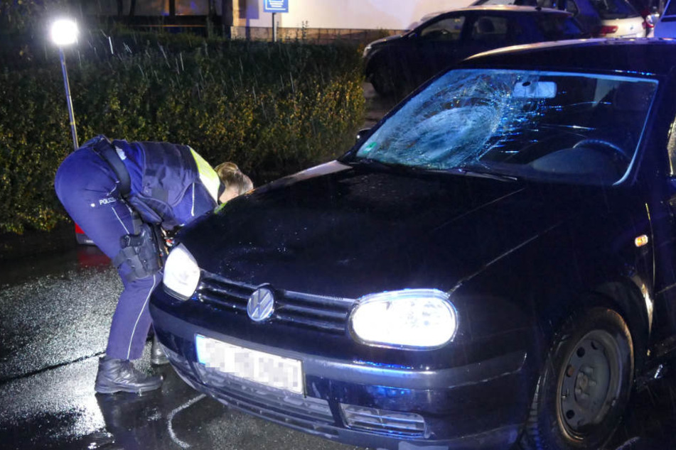 Schwerer Unfall: Frau will Landstraße überqueren und wird frontal von VW-Fahrer erfasst