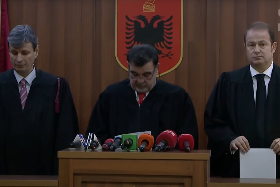Richter Astrit Kalaja (M.) wurde in seinem eigenen Gerichtssaal niedergeschossen.