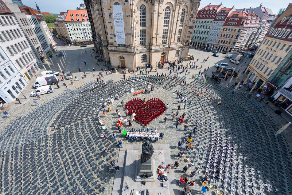 Vor der Frauenkirche wurden erneut Stühle aufgestellt. Diesmal auch ein Herz.