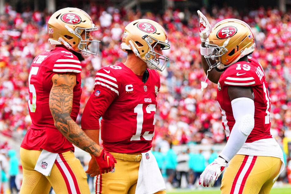 Drei für sechs: QB Brock Purdy (M.) wirft den Pass auf WR Mike Evans (l.), der gibt ihn nach hinten zu WR Deebo Samuel (r.) und der rennt 80 Yards durch bis zur Endzone.