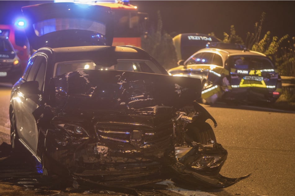 Unfall A23: Mercedes rammt Streifenwagen auf der Autobahn: Drei Schwerverletzte