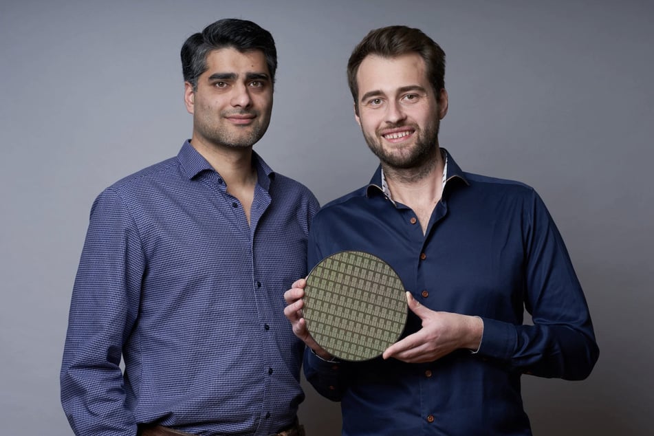 Semron-Gründer Aron Kirschen und Kai-Uwe Demasius entwickeln KI-Chips für Smartphones.