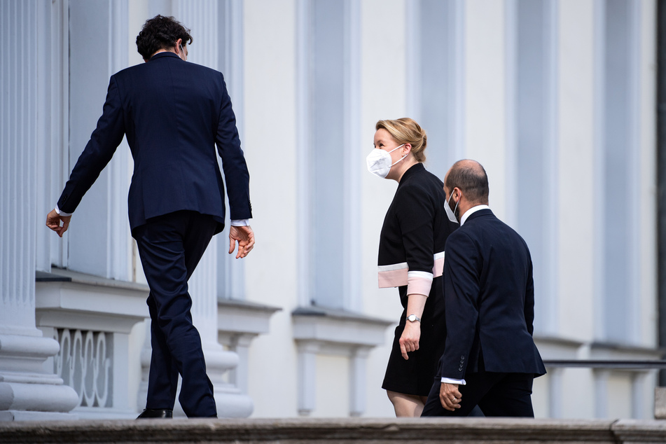Franziska Giffey (43, SPD), Bundesfamilienministerin, bei der Ankunft am Schloss Bellevue an, wo ihr Frank-Walter Steinmeier (65) die Entlassungsurkunde übergab.