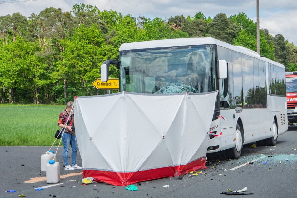Frontal-Kollision mit Omnibus: Motorradfahrer (†21) stirbt auf Landstraße