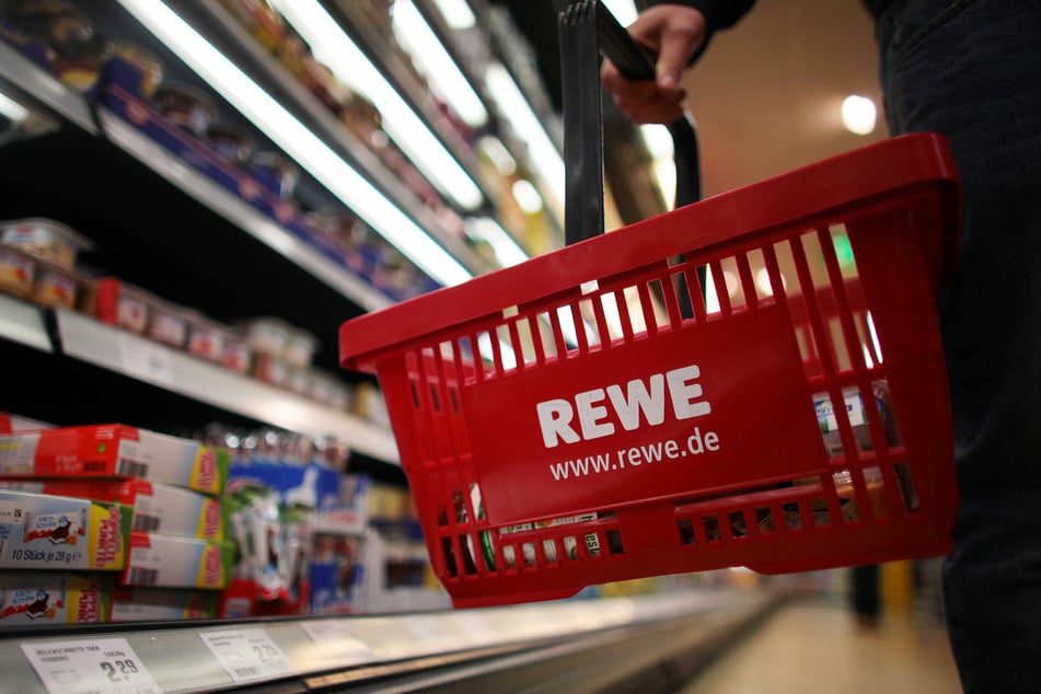 In einem REWE-Supermarkt in Berlin-Lichtenberg wurde eine Kundin von einem Mitarbeiter geohrfeigt. (Symbolbild)