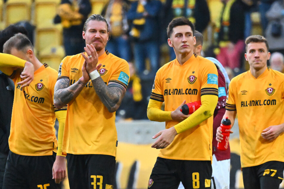 Manuel Schäffler (33, 2nd from left), Jonathan Meier (23, 2nd from right) and Niklas Hauptmann (26, right) look visibly contrite.  Dynamo failed to draw 0-0 in the home game against Zwickau.