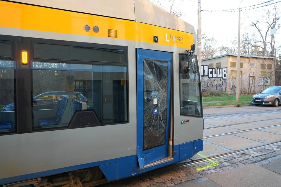 Die vordere Tür der Straßenbahn ist Schrott.