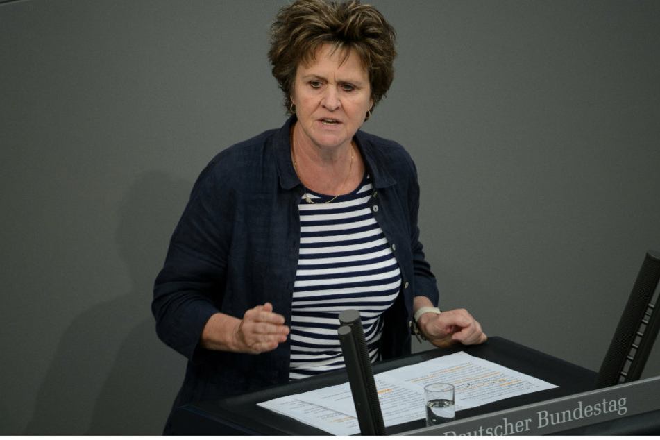 Sabine Zimmermann (59, Die Linke), spricht bei der 38. Sitzung des Bundestages im Reichstagsgebäude. (Archivbild)