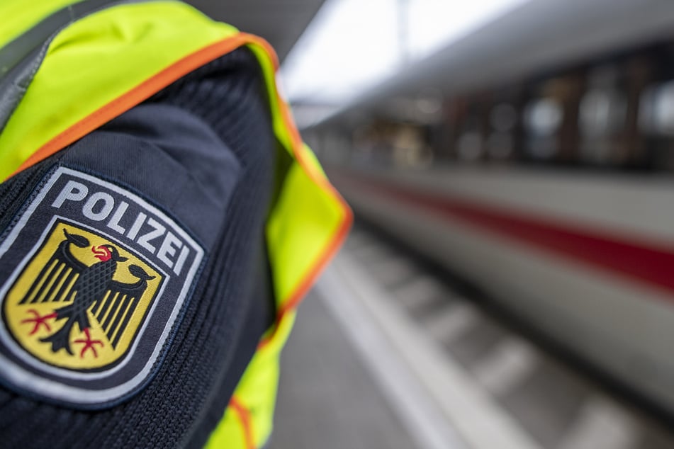 Die Bundespolizei musste am Wochenende wegen eines nackten Mannes im Zug eingreifen. (Symbolbild)