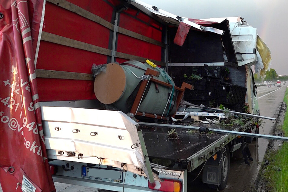 Unfall A2: Blumen-Transporter an A2-Stauende zerstört, Bergungsteams im Dauereinsatz: "Unheimlich!"