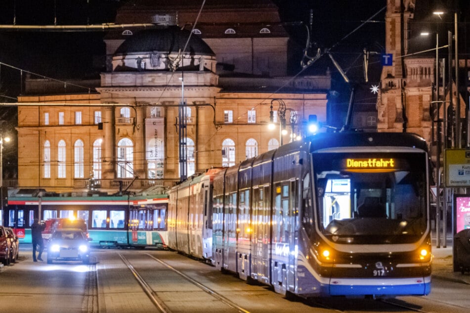 Eingekoppelt zwischen einer City-Bahn und einer Tram ging es für den eCitylink der zweiten Generation zum Betriebshof Adelsberg.