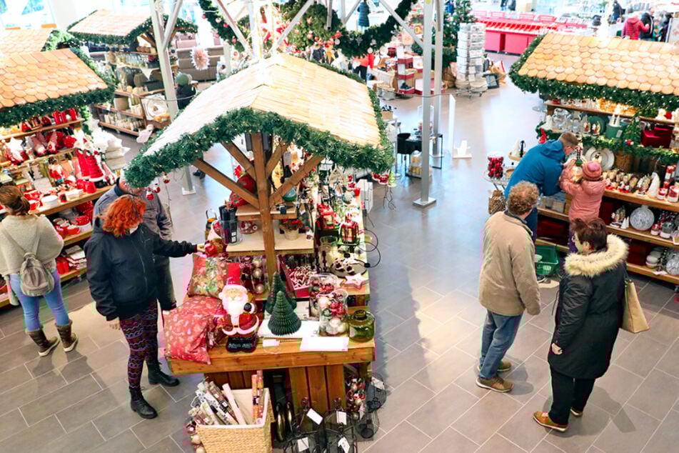 Stöbert durch die große Auswahl an funkelndem Weihnachtsschmuck und spart!