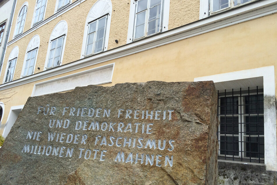 Der 1989 aufgestellte Gedenkstein vor dem Geburtshaus von Adolf Hitler in Braunau.