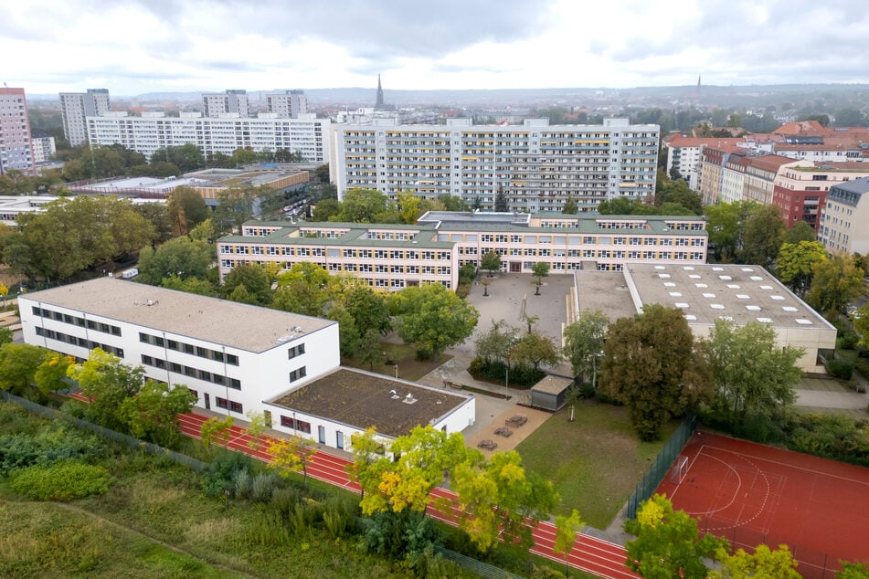 Der beengte Schulstandort an der Pfotenhauer Straße in der Johannstadt, den sich Oberschule, Gymnasium und Abendschule teilen müssen. Um den Altbau zu entlasten, errichtete die Stadt notgedrungen schon ein Container-Schulhaus neben der Laufbahn.