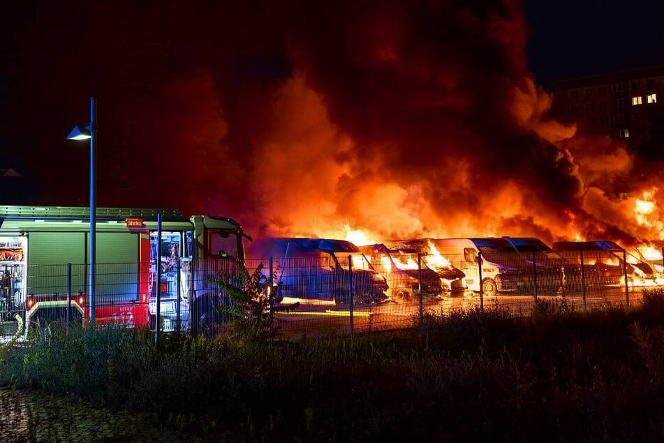 Berlin: 36 Transporter abgefackelt: Brandstifter schlagen wieder zu!