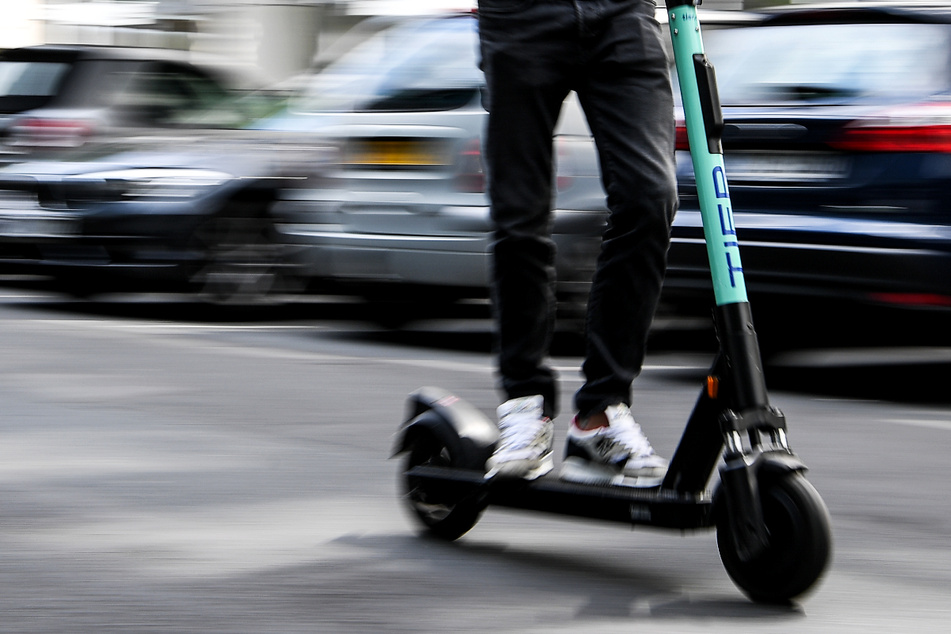 Männer auf E-Roller fahren Fünfjährigen an, verletzen ihn schwer und flüchten einfach!