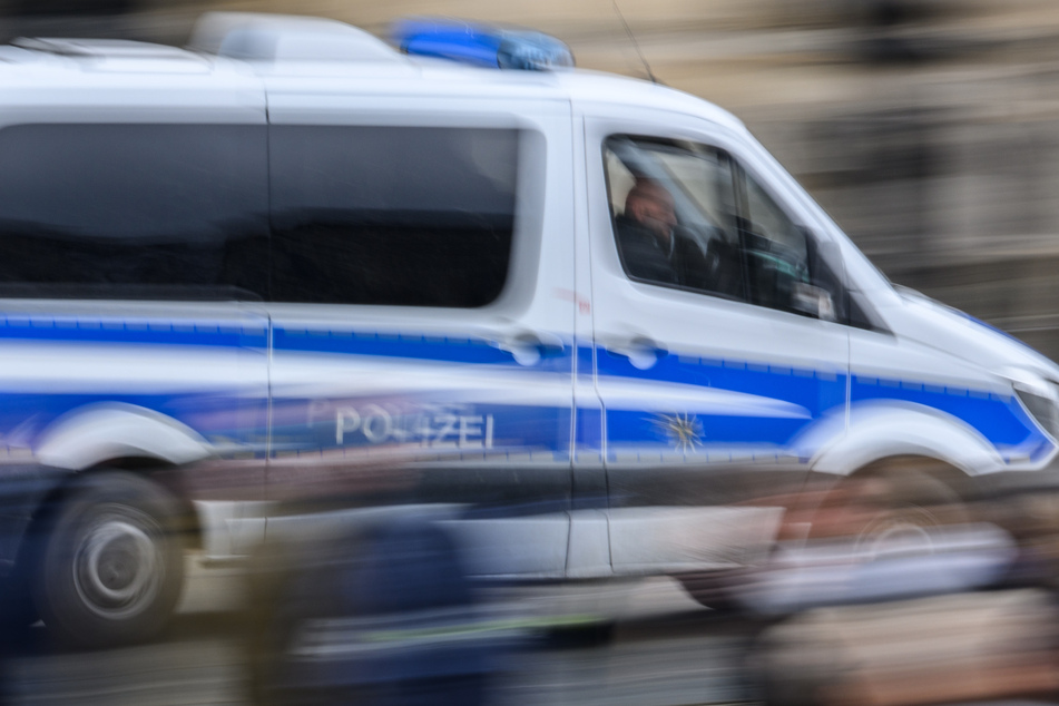 Schlimmer Unfall bei Hannover: Auto überschlägt sich, 18-Jähriger stirbt