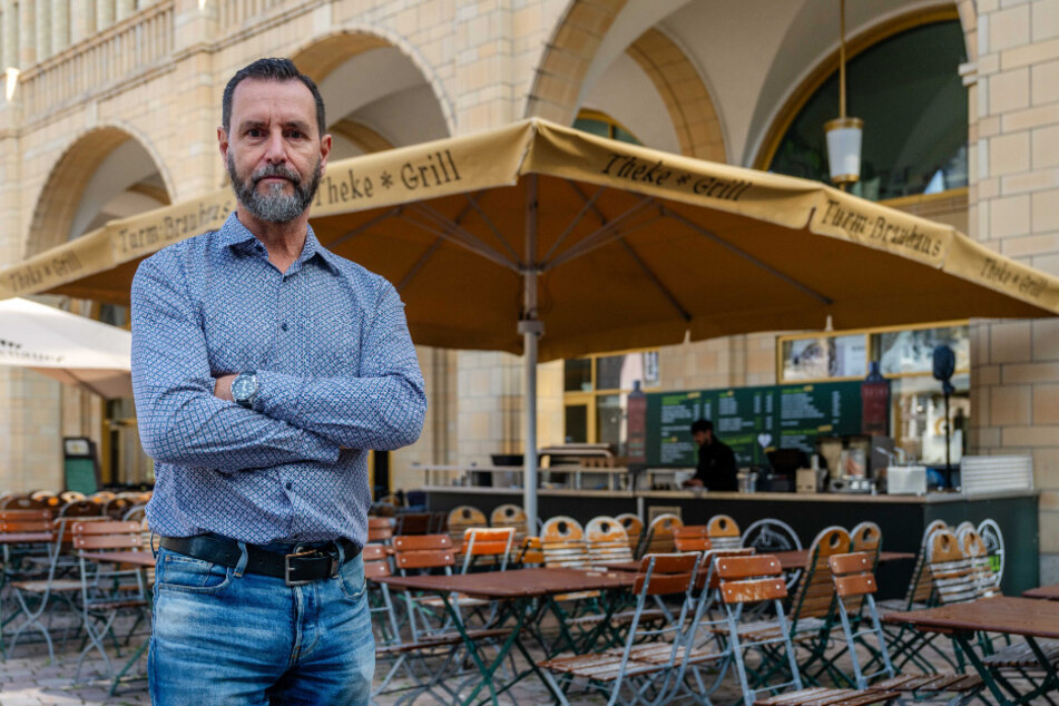 André Donath (59) ist sauer, dass Unbekannte den Außengrill vom Turmbrauhaus angezündet haben.