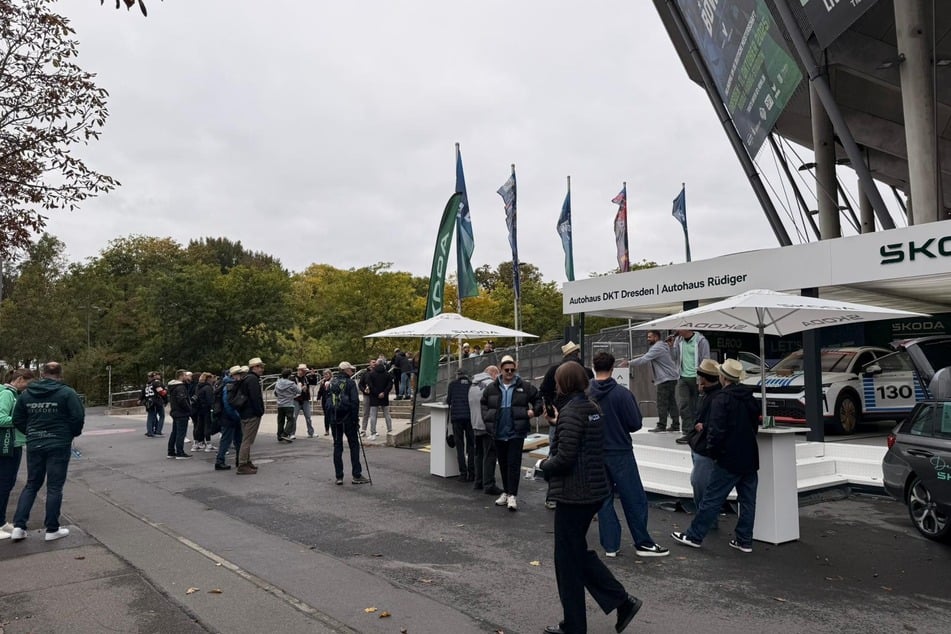 Schon drei Stunden vor Stadionöffnung sind die ersten Zuschauer da.