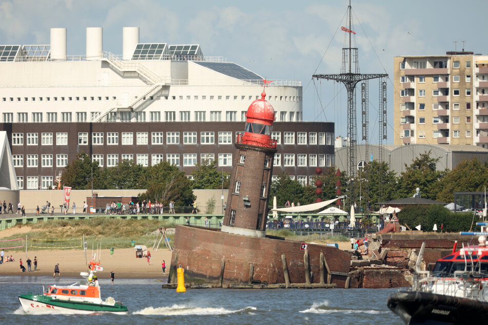 In der Nacht zum Donnerstag hatte sich die Mole in Bremerhaven abgesenkt. Der runde Leuchtturm befindet sich seitdem in einer bedrohlichen Schieflage.