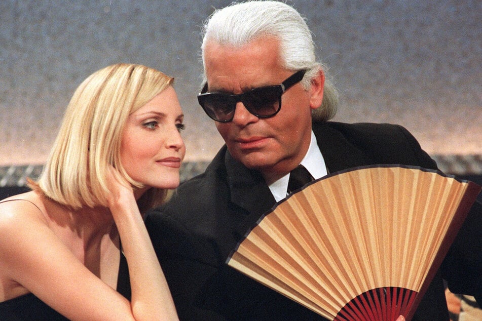 Modezar Karl Lagerfeld (†85) mit seinem Lieblingsmodel Nadja Auermann 1997.
