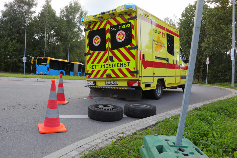 Im Kreisverkehr an der Wolgograder Allee in Chemnitz verlor ein Krankenwagen am Sonntagnachmittag zwei Hinterräder.