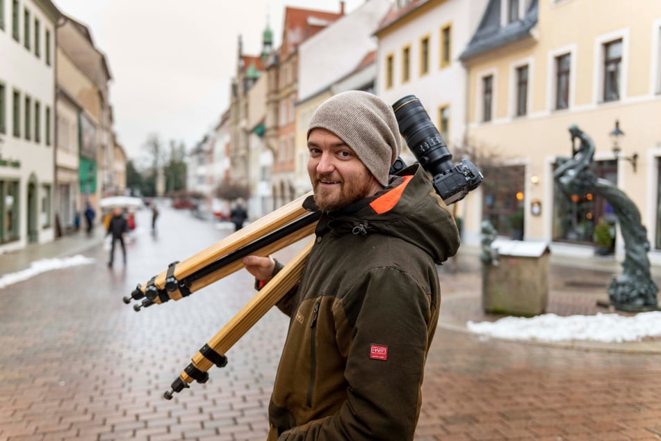 Albrecht Holländer (32) zieht mit seiner Kamera durch die Peterstraße in Freiberg.