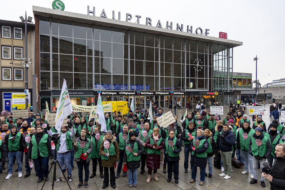 Mitglieder der GDL haben sich am Freitag für eine zentrale Streikkundgebung vor dem Kölner Hauptbahnhof versammelt.