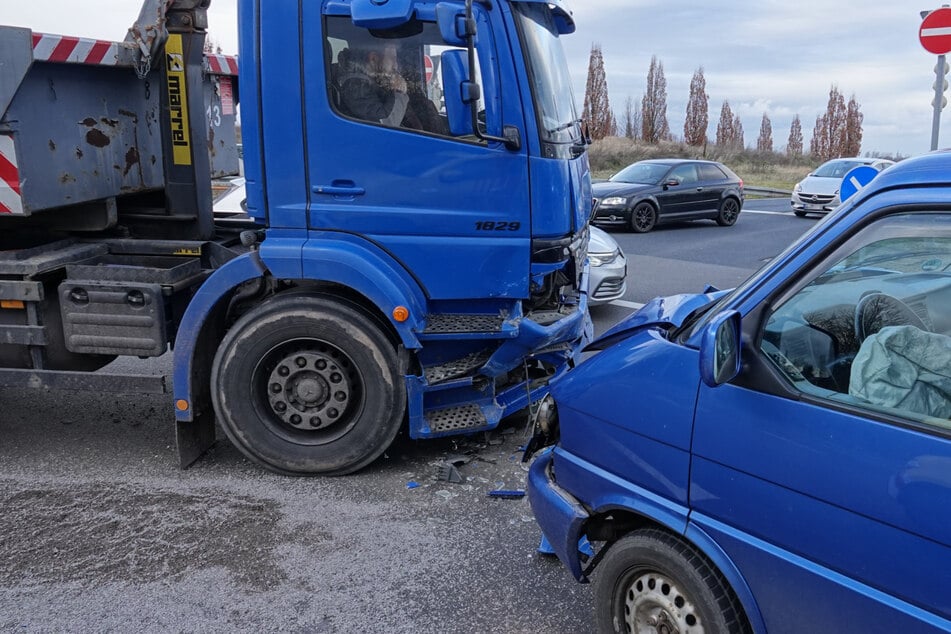 Lkw und Kleinbus kollidieren an A17-Abfahrt: Zwei Verletzte!